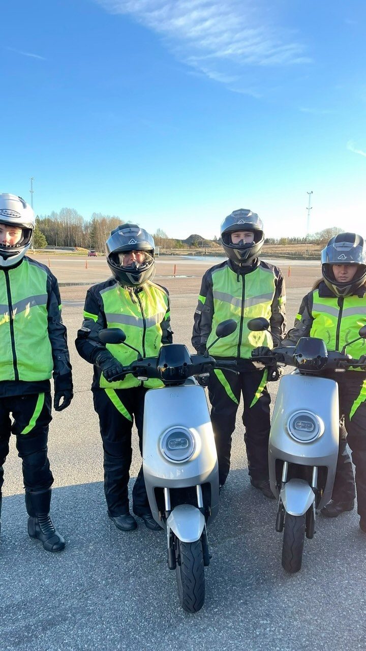 #SvenskTrafikutbildning #MopedUtbildning #AMkörkort #Mopedkörkort #MoppeUtbildning #Moppekort2024 #Moppekort2025 #TrafikreglerMoped #SäkerPåVägen #LärDigTrafikRegler #AMregler #tabytrafikskola #akersbergatrafikskola #danderydmopedskola
#STU #mopedbil #epa #atraktor #zoom #distansundervisning